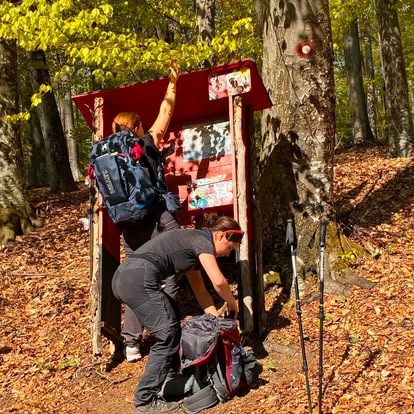 Planinari s ruksacima pored putokaza na stazi